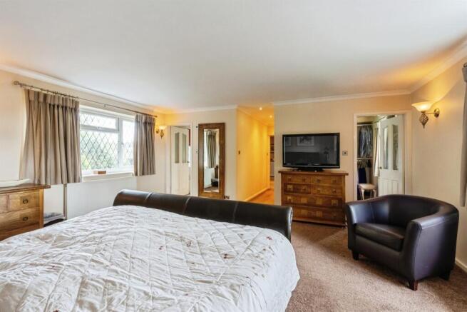 4 bed Detached for sale Image 11