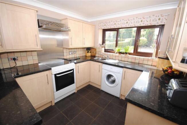 FITTED KITCHEN