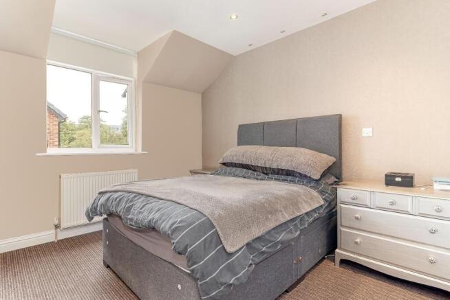 4 bed House for sale Image 8