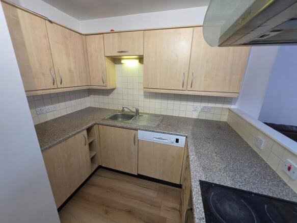 2 bed Flat to rent Image 3