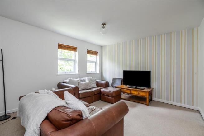 8 Manor Court_1.jpg
