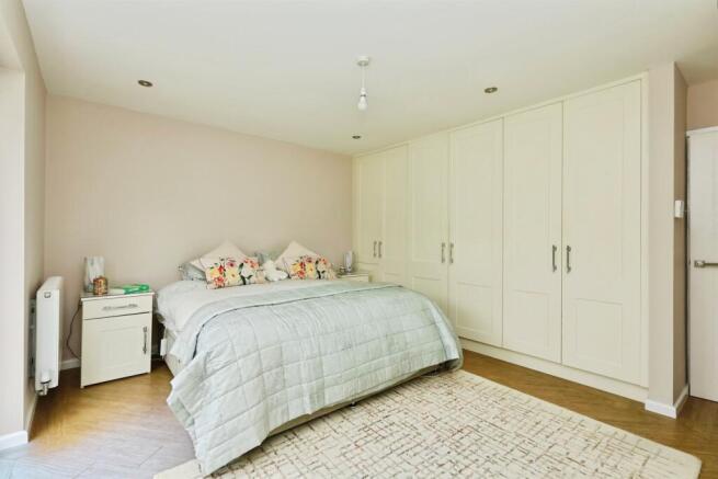 4 bed Detached Bungalow for sale Image 8