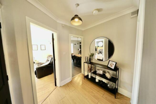 6 bed Detached for sale Image 11