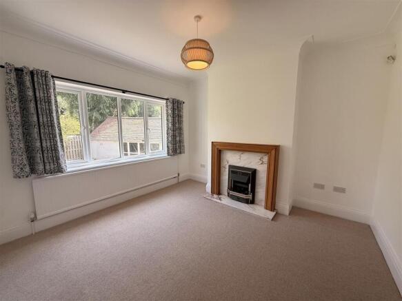 4 bed Semi-Detached to rent Image 4