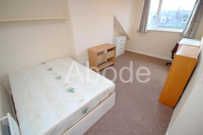 4 bed House to rent Image 4