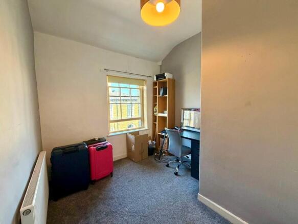 2 bed Terraced to rent Image 6