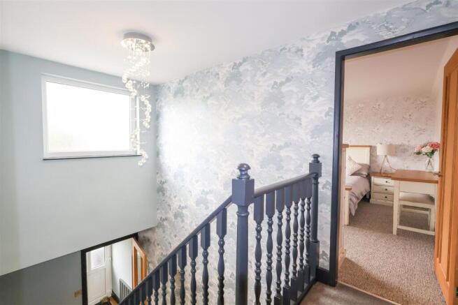5 bed Detached for sale Image 11
