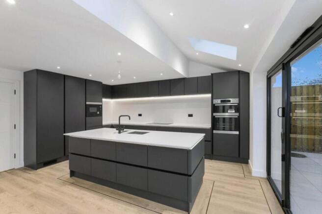 5 bed Detached for sale Image 5