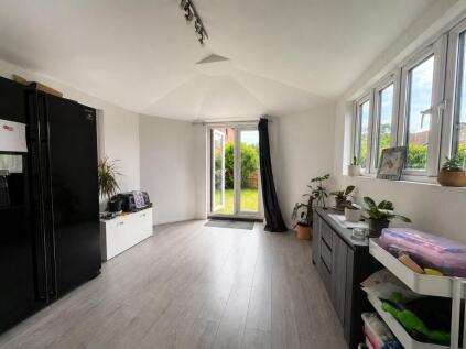 Rowhurst Avenue, Addlestone, Surrey, KT15