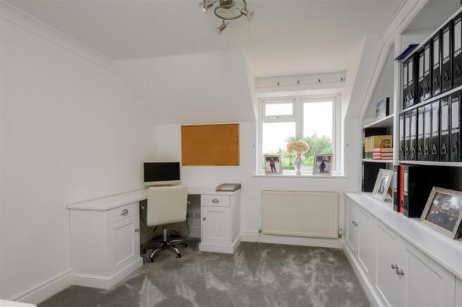 6 bed Detached for sale Image 12