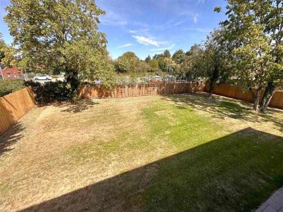 Generous Private Garden 458
