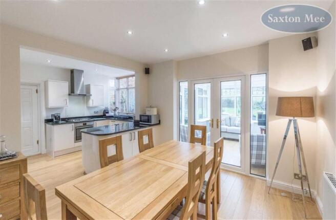 LARGE DINING ROOM AREA