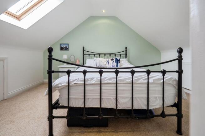 5 bed Detached for sale Image 9