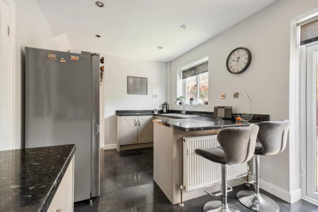 4 bed Semi-Detached for sale Image 9
