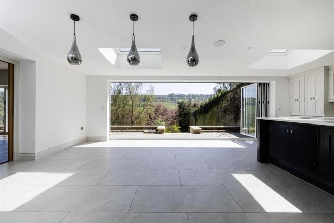 5 bed Detached for sale Image 9