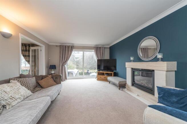 5 bed Detached for sale Image 6
