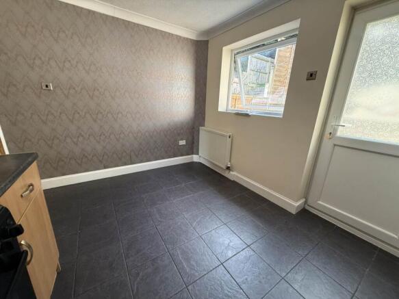 KITCHEN/DINING AREA