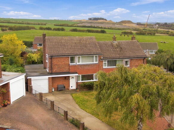 3-bed semi-detached on Pasture Close, Grantham, £240,000