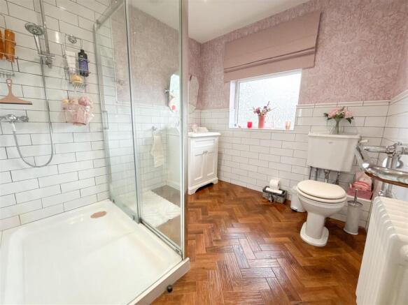 FAMILY SHOWER ROOM