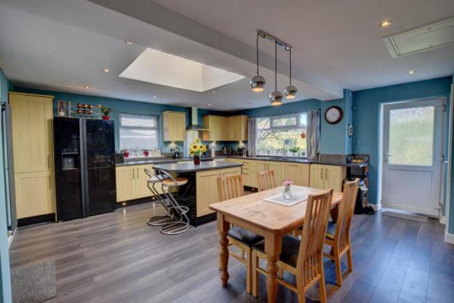 Kitchen 1.jpg