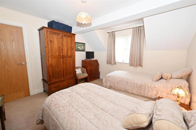 4 bed Detached for sale Image 12