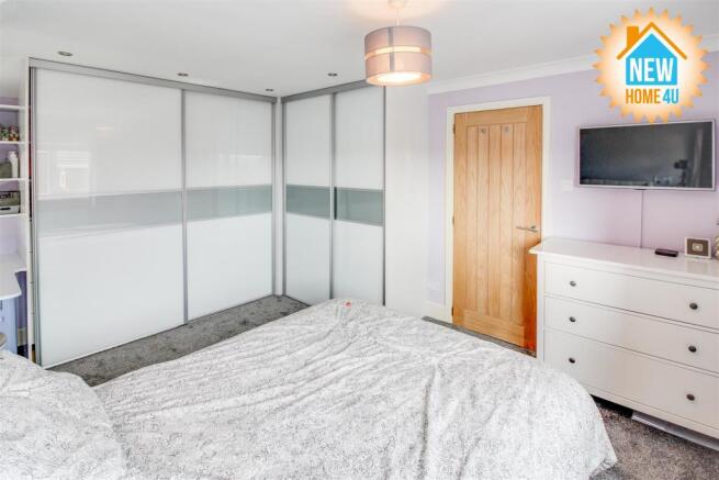 MAIN BEDROOM: