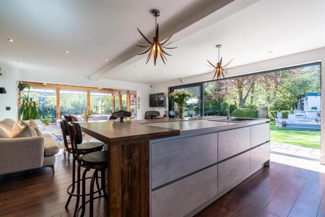 4 bed Detached for sale Image 8