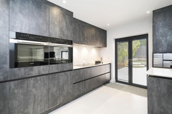 4 bed Detached to rent Image 7