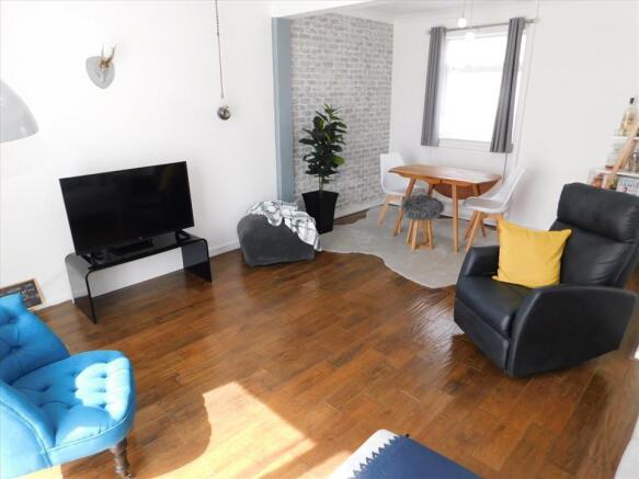 LOUNGE/DINING ROOM