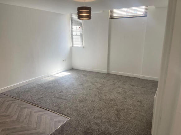 2 bed Apartment to rent Image 4