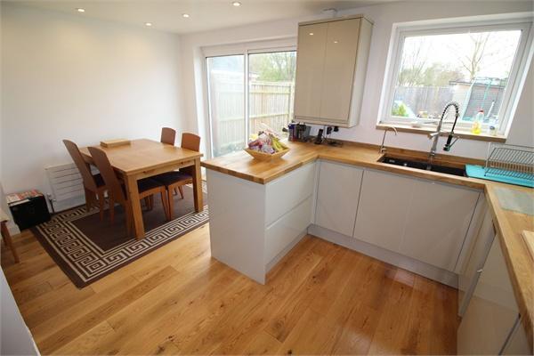 Kitchen/ Dining Roo