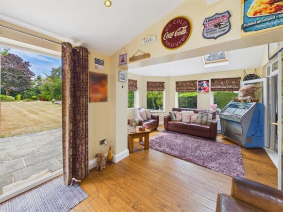 4 bed Detached for sale Image 9