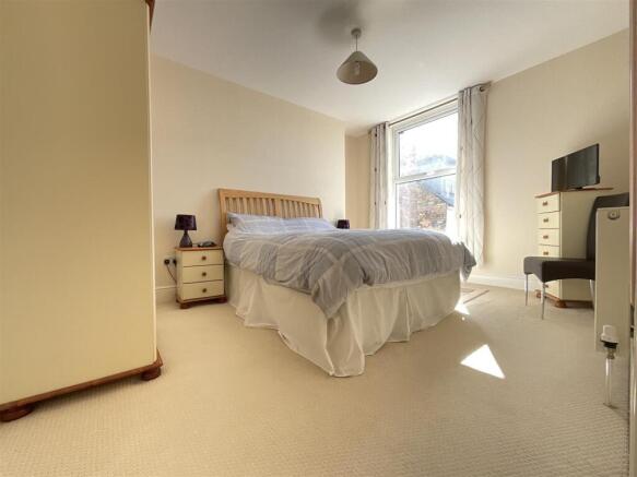 2 bed Flat for sale Image 4