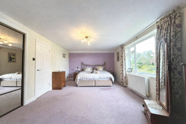 5 bed Detached for sale Image 8