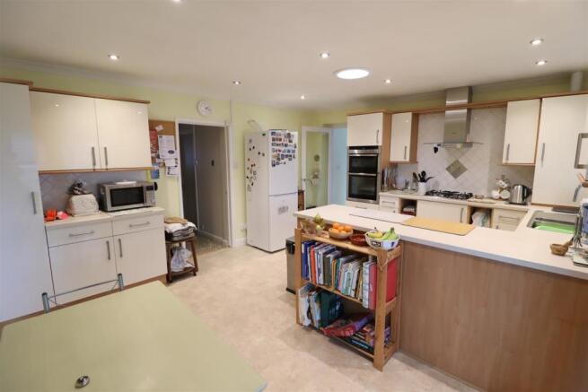 8273 Kitchen 2.JPG