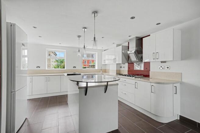 5 bed Detached for sale Image 4