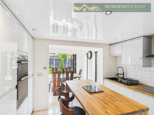4 bed Detached for sale Image 8
