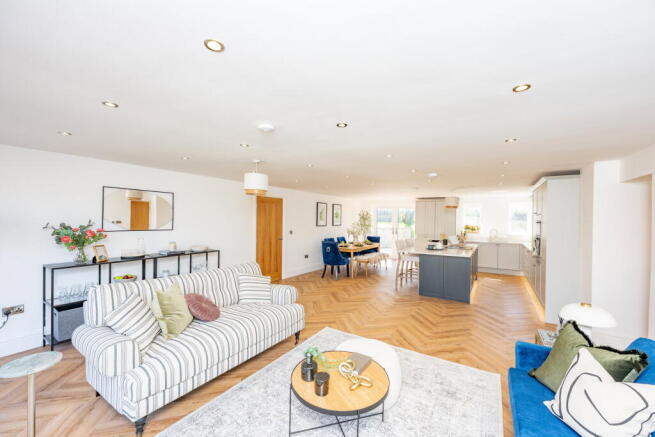 5 bed Detached for sale Image 9