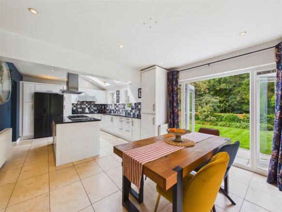 4 bed Detached for sale Image 6