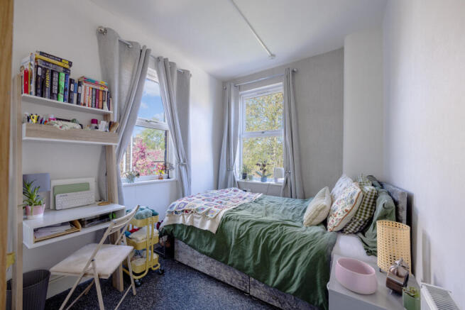5 bed Town House for sale Image 5