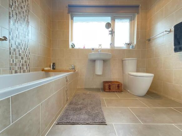3 bed Flat for sale Image 11
