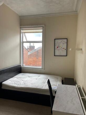 6 bed House to rent Image 8