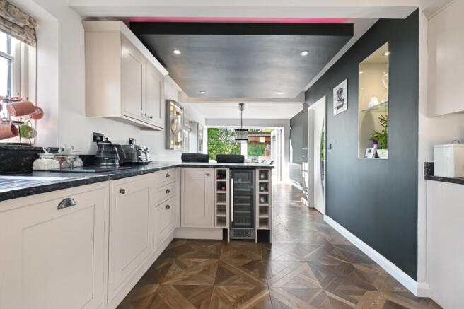 4 bed Detached for sale Image 11