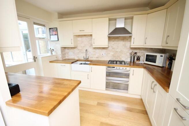FITTED KITCHEN