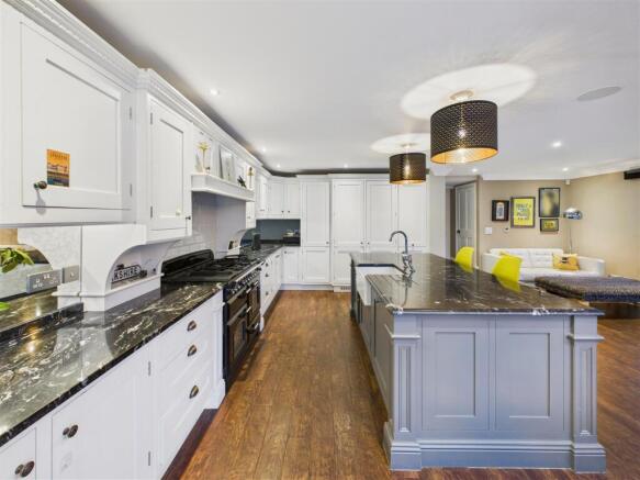 5 bed Detached for sale Image 6