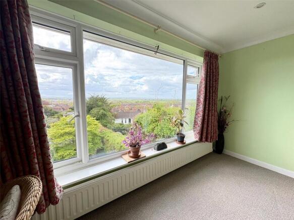 Four bedroom detached house in Glastonbury photo 4