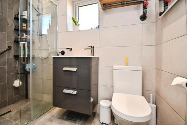 4 bed Detached for sale Image 11