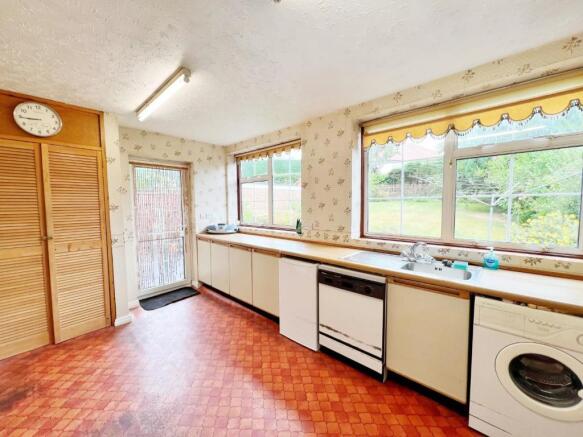 Kitchen pic 2.jpg