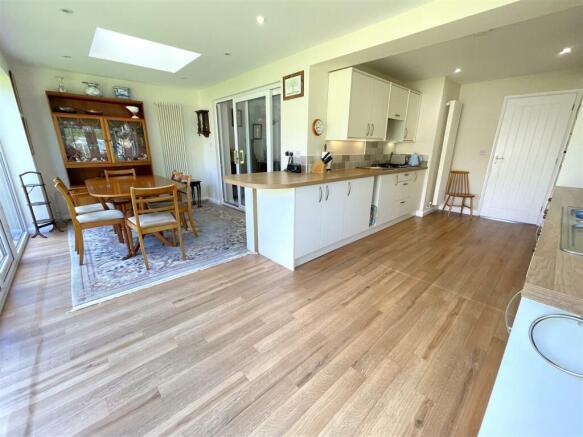 L SHAPED DINING KITCHEN
