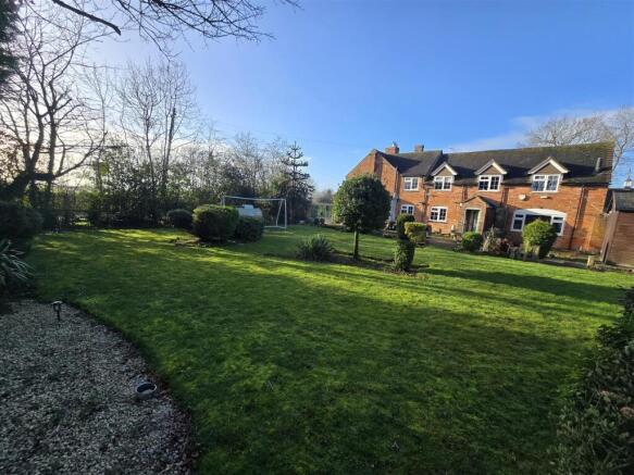 Main Street, Sutton Cheney